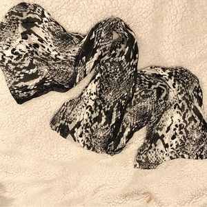 Jones New York Vintage snake skin print polyester thin womens scarf.